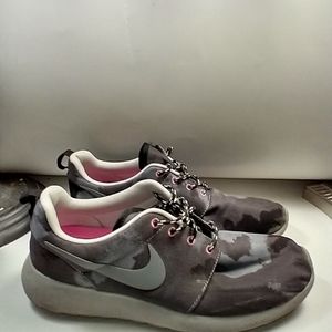 Nike Roshe Run Print Grey Camo Shoes Women's sz 9.5